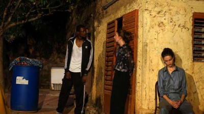Représentation de « Gentil Petit Chien » aux Récréâtrales, de gauche à droite : le congolais David-Minor Ilunga et les stéphanoises Lou Chrétien-Février et Alicia Devidal. INÈS COVILLE