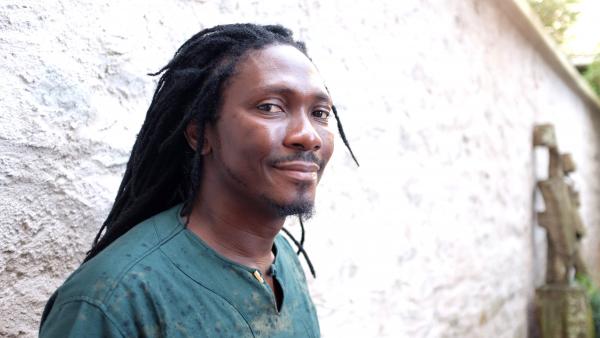 Le lauréat du Prix Théâtre RFI 2017, Edouard Elvis Bvouma, auteur de « La Poupée barbue » et metteur en scène de théâtre. Siegfried Forster / RFI