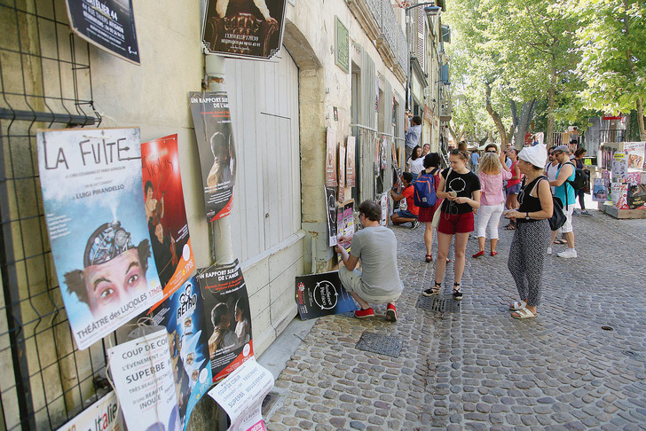 Des compagnies de théâtre du festival « off » accrochent leurs affiches dans Avignon. / Hiely Cyril/photopqr/la provence/max