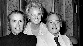 Pierre Barillet et Jean-Pierre Grédy, les auteurs de "Folle Amanda" posent avec l'actrice Jacqueline Maillan | AFP