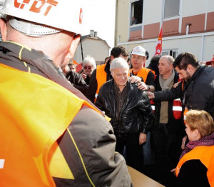 Guy Bedos avec les ouvriers d'Arcelor Mital Photo X
