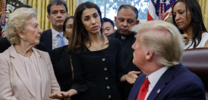 N. Murad expliquant à Trump pourqu-ui elle a reçu le Prix Nobel Donald Trump écoute la nobel de la paix 2018, i  © Alex Brandon/  AP / SIPA