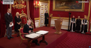 charles dégaine son propre stylo