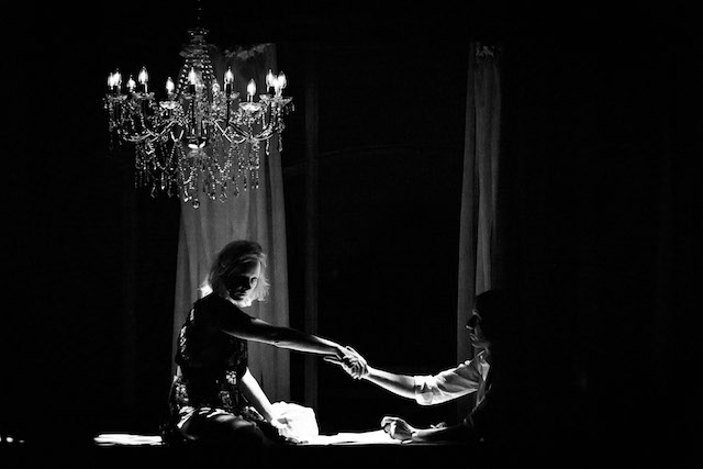 julien-gosselin-cree-extinction-dapres-thomas-bernhard-et-arthur-schnitzler-au-printemps-des-comediens-festival-davignon