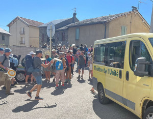 Artigues. Festival des grands chemins d'Ax les thermes, les gens se précipitent pour prendre leur tabouret. 29 juillet 2023