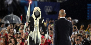 ©x Le porteur de la flamme la passe à Zinedine Zidane