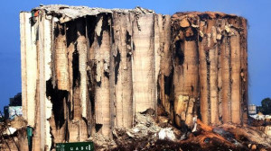 © xLe silo à grains détruit par l'explosion dans le porte de Beyrouth en 2020