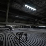 ©x L'immense grill équipé de câbles et poulies