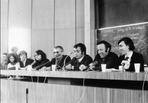 © x Un débat avec de gauche à droite: Gérard Gélas, Jean-Marie Serreau, Lucien Attoun, A.L. Perinetti et Ph. du Vignal
