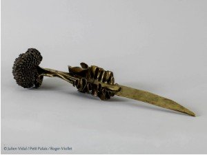 Sarah Bernhardt (1844-1923), artiste française. "Algues" (détail). Dague. Bronze, 1900.